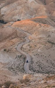 העצה המובילה לפני נסיעה לישראל: האם לשכור רכב בערים הגדולות או להסתפק בתחבורה ציבורית?