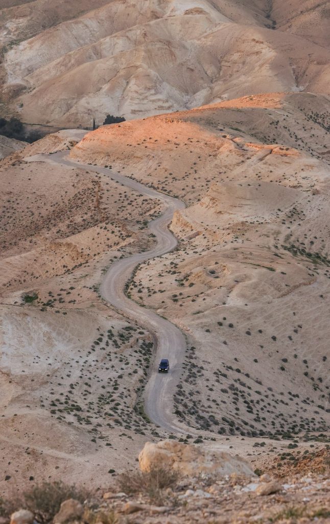 העצה המובילה לפני נסיעה לישראל: האם לשכור רכב בערים הגדולות או להסתפק בתחבורה ציבורית?